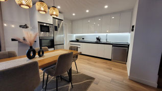 Cocina Torredelcampo blanca abierta al salón