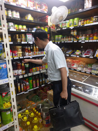 新大久保ムスリムショップにて商品を視察