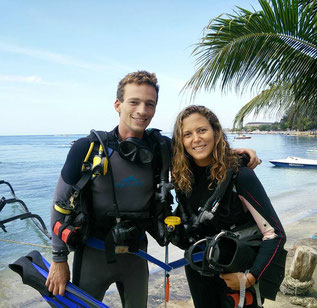 Dos instructores felices antes de realizar una inmersión