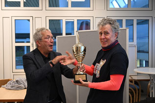 Pokalübergabe an den Sieger Frank Meinhard (r.)