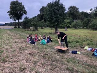 NAJU Springe beim Saftpressen an der Streuobswiese Mühlenbrink