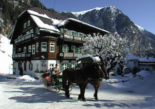 Bild: Hoteldorf Grüner Baum, Bad Gastein, Österreich - Pferdekutschenfahrt in Winteridylle