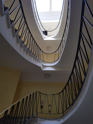 Achtsamkeit: Treppenhaus Aufgang links