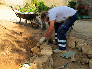 geschickt setzt John hier eine Trockenmauer