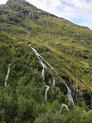 Serpentinen des Rallarveien (links im Bild) , daneben rechts einer der vielen Wasserfälle