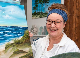 Künstlerin Andrea Christiane Spring mit Meeresbild im Atelier Meermaid Art