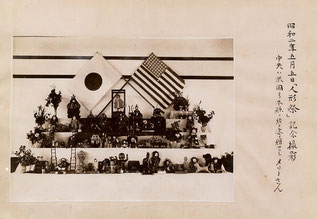 １９２７年の「人形祭」写真。（阿山小学校所蔵）