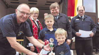 Siegerehrung der U10-Jugendwehren: Oswald aus Unterrieden erhält vom stellvertretenden Stadtbrandinspektor Lothar Heuckeroth (links) den Siegerpokal für die U10-Jugendwehren. Bürgermeisterin Angela Fischer (Zweite von links) freut sich mit Martin von der