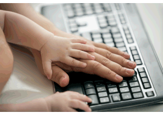 Hand auf der Tastatur von Mutter und Kind