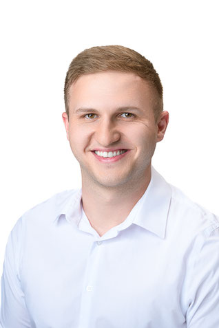 Klassisches Bewerbungsfoto eines Mannes im Studio mit hellem Hintergrund