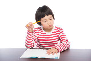 勉強をする少女