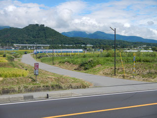 サンライン（県道79号）の曲がり角　　　　　　　　北側に見えるハウスを目印にしてください