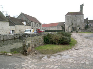 MONTEPILLOY Place du Château / la mare à gauche, l'accès face au château