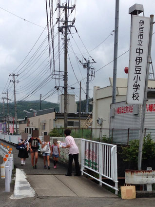 中伊豆小学校　配布風景