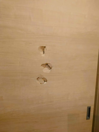 建具の穴の修理（施工前）