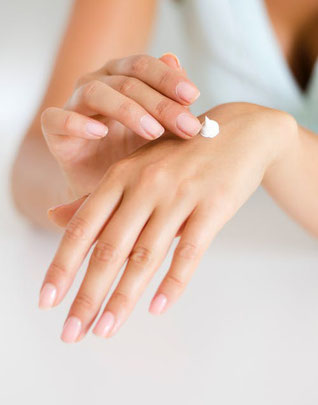 Eine Handpflege verleiht ihren Händen wieder ein schönes Aussehen. Ueberlassen sie die Manicure ihrer Kosmetikerin in Basel's Bestem Kosmetikstudio