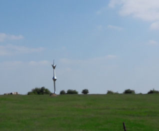 Die Sonnenanbeterin von Prof. Wander Bertoni am Kirchberg in Winden am See