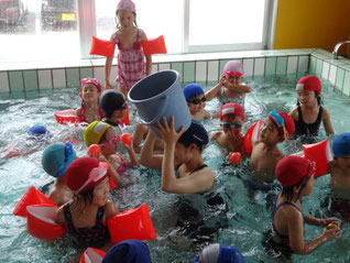 玉いれだ!水の中だとちょっぴり難しいね