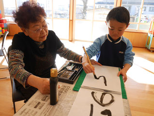 先生に教わりながらも個性豊かに書けています