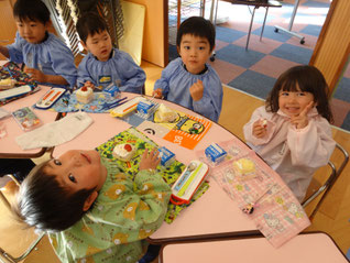 子ども達一人一人可愛らしいショートケーキを頂きました♪