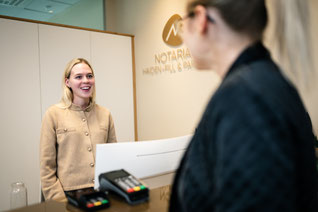 Empfangsbereich mit Laetitia Schmid und Klientin