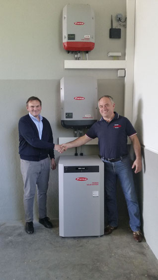 Norbert Schuster(r.) nach erfolgreicher Inbetriebnahme einer Photovoltaik Anlage mit Fronius Wechselrichter beim Ostermiethinger Reisebusunternehmen Felber