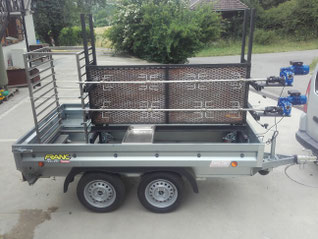 Adaptation d'un tournebroche verticale sur une remorque fournie par le client. Optimisation spacial du tournebroche et d'une échelle a plat inox.