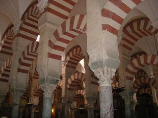 世界最大級のモスク、メスキータの内部、セペア色の馬蹄形アーチが圧巻