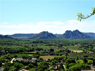 Au sud les crêtes des Alpilles