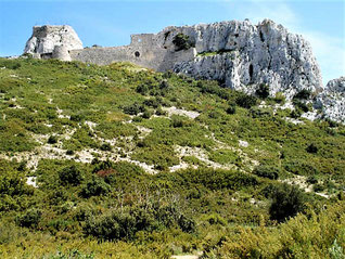 Le Castellas, les ruines adossées à l'éperon rocheux