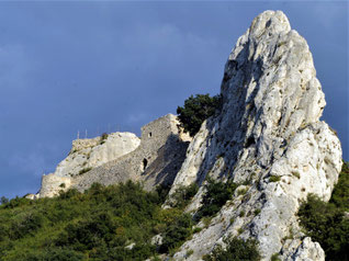 Le Castellas, les ruines adossées à l'éperon rocheux