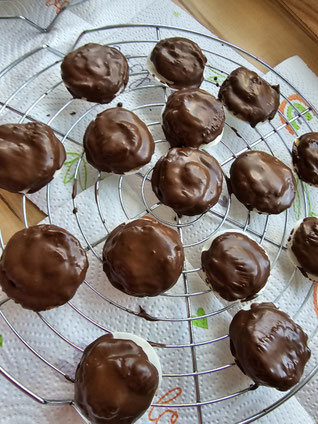 Elisenlebkuchen auf dem Kuchengitter zum trocknen nach der Glasur