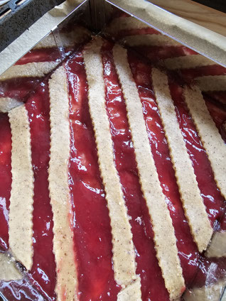 Linzer-Schnitten Boden mit Marmelade und Gittter auf dem Blech