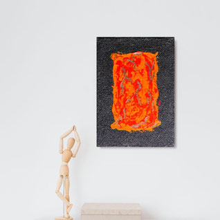 Abstrakte Malerei in Orange, Rot und Kupfer auf dunkel-schimmernder Grundierung.