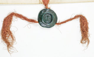 Monogramme royal. Le sceau mesure 8,2 centimètres de diamètre x 2,5 cm d'épaisseur.