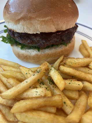 肉々しハンバーガーで口の中が幸せ( ´˘` )