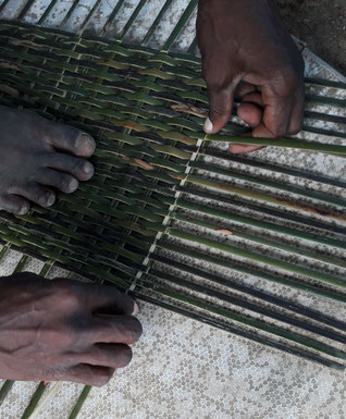 Art de la vannerie d'aroumans avec Michel Pinas artisan bushinengué N'djuka.