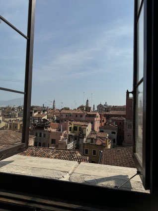 Blick aus dem Fenster des Dogenpalastes auf die Dächer Venedigs