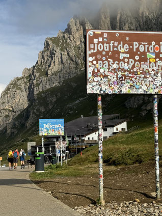 Seit Jahrzehnten Kult: Aufkleber kleben auf der Passhöhe