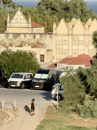 Wohnmobilstellplatz Piombino und dahinter der Friedhof 