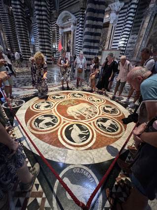 Marmorintarsie Wölfin von Siena umgeben von Menschen