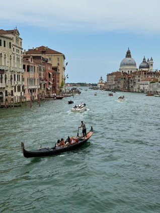 Gondel mit Touristen und Gondolieri auf unruhigem Wasser