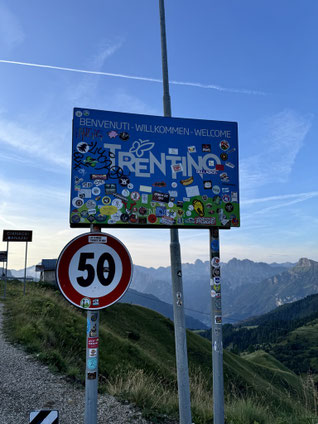 Von jetzt an Italienisch hören - auf der Passhöhe beginnt das Trentino 