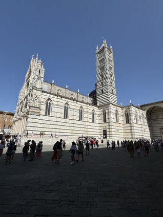 Dom von Siena mit spektakulären schwarz-weiß gestreiften Marmorwänden  