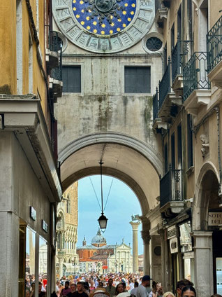 Blick auf den Markusplatz durch das Tor des Uhrenturms