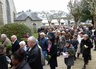Procession des fidèles à St Mathieu le dimanche.