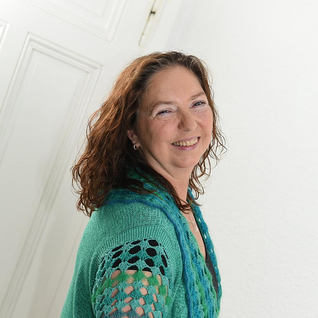 Kerstin in grüner Strickjacke