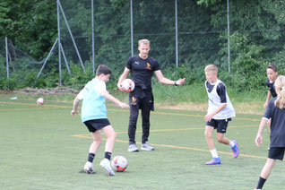 Jonas Schreiber von den Munich Kickers beim speziellen Training mit Nachwuchskickern des BSK Olympia Neugablonz. © Stefan Günter