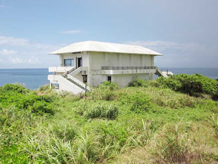 撤去される旧太陽の村の老朽化した建物(竹富町提供)