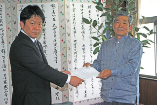 中山理事長に答申書を手渡す我喜屋副委員長=31日午後、市役所